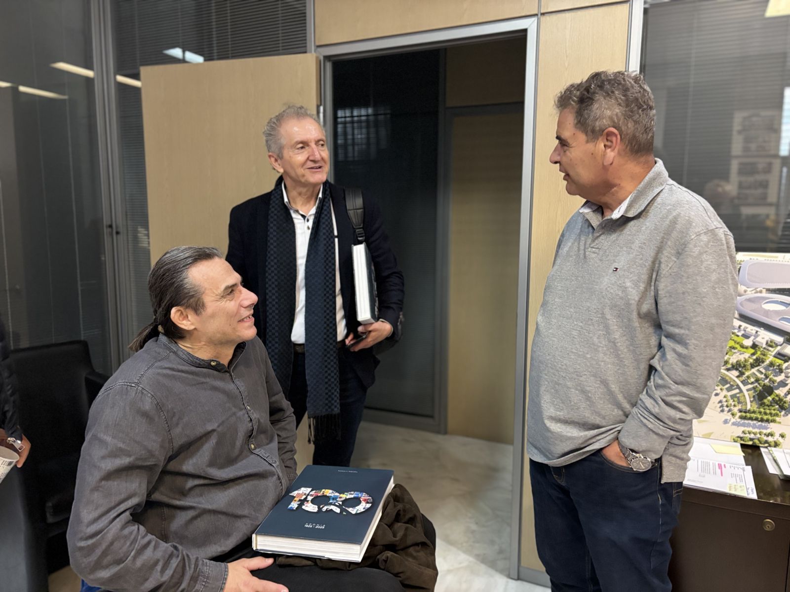 Ο πρόεδρος της Ε.Α.ΟΜ. ΑμεΑ Κωνσταντίνος Σιάχος και ο Α' αντιπρόεδρος Στέφανος Φασιάς με τον Γενικό Διευθυντή της ΔΕΘ Helexpo, Δρ. Κυριάκο Ποζρικίδη 