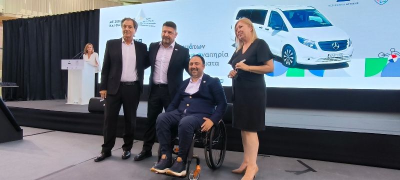 Δόθηκαν τα κλειδιά τριών ειδικά διαμορφωμένων βαν στην Ομοσπονδία από την Περιφέρεια Αττικής (pics)